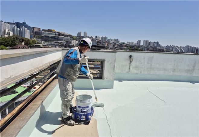 A worker performing cool roof work. Seoul City