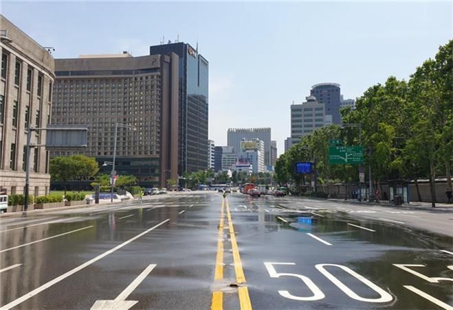 Cooling road view. Seoul City