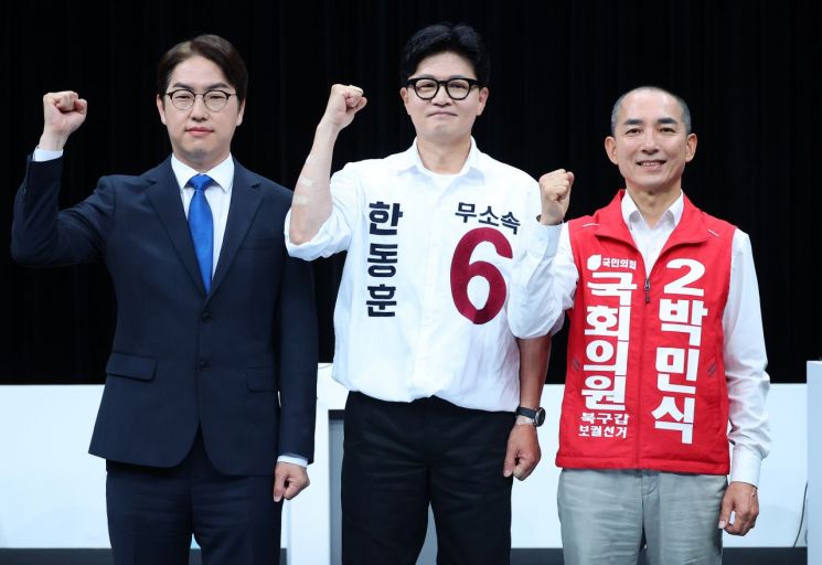 28일 오후 부산 동구 부산 MBC에서 열린 북갑 보궐선거 후보자 토론회에서 더불어민주당 하정우(왼쪽부터), 무소속 한동훈, 국민의힘 박민식 후보가 토론에 앞서 파이팅을 외치고 있다. 연합뉴스