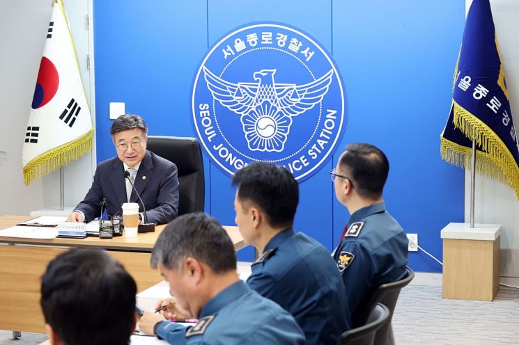윤호중 행정안전부 장관이 28일 오후 서울 종로경찰서를 방문해 사전투표 대비 경비, 안전 대책 상황 등을 점검하고 있다. 행안부 제공.