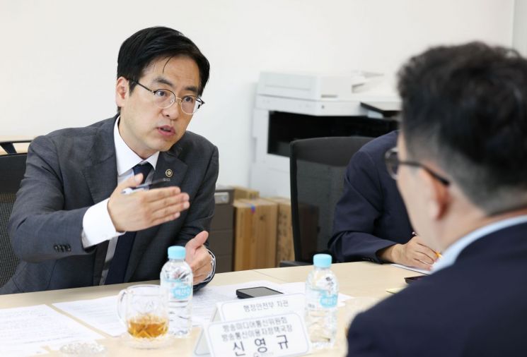 김민재 행정안전부 차관이 28일 오후 서울 종로구 정부서울청사에서 열린 ‘범정부 허위·가짜뉴스 대응 협의체 실무회의’에서 기관별 허위·가짜뉴스 대응 상황 및 향후 대응방안에 대해 논의하고 있다. 행안부 제공.
