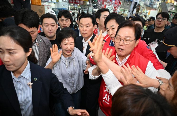박근혜 전 대통령이 27일 경남 진주시 진주중앙시장을 찾아 시민과 인사하고 있다. 연합뉴스