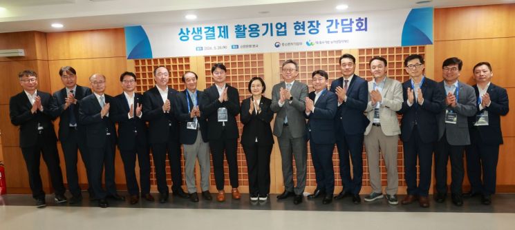한성숙 중소벤처기업부 장관이 28일 서울특별시 중구 신한은행 본점에서 열린 '상생결제 활용기업 현장 간담회' 참석자들과 기념촬영을 하고 있다. 중기부