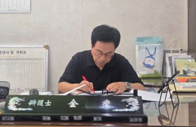 [사진 제공= 김섭] 김섭 변호사가 입장문을 작성하고 있다.