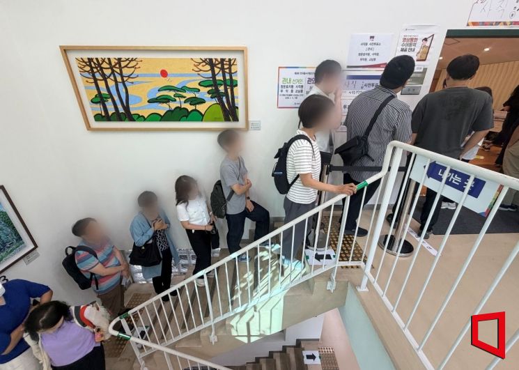 29일 오전 서울 종로구 사직동주민센터에 사전투표를 하려는 시민들의 줄이 길게 늘어서 있다. 박호수 기자