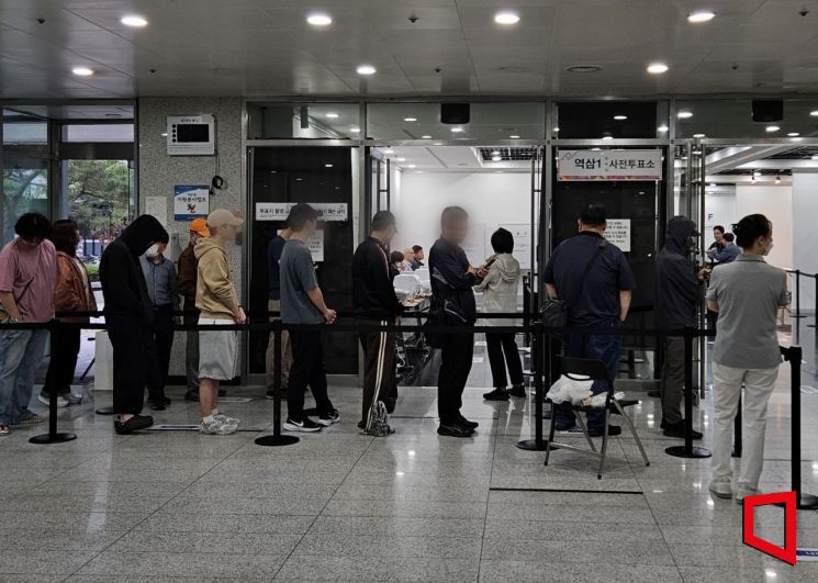 29일 오전 서울 강남구 역삼1동주민센터에 사전투표를 하려는 시민들의 줄이 길게 늘어서 있다. 박재현 기자