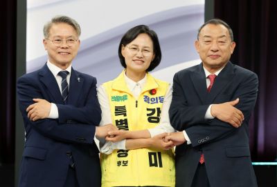 28일 광주 서구 KBS광주방송총국 공개홀에서 열린 전남광주통합특별시장 선거 후보자 초청 토론회의 시작에 앞서 더불어민주당 민형배(왼쪽부터), 정의당 강은미, 국민의힘 이정현 후보가 사진 촬영하고 있다. 연합뉴스