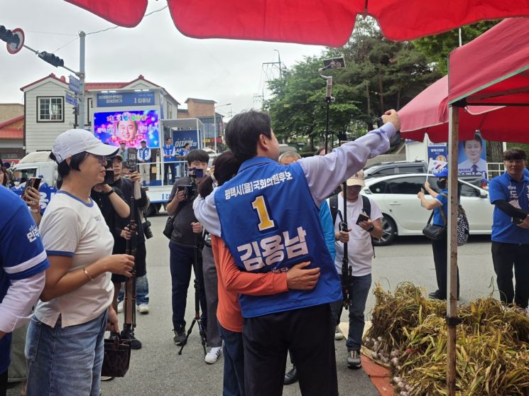 김용남 더불어민주당 경기 평택을 국회의원 후보가 28일 팽성읍 안중오일장에서 유세 연설을 마친 뒤 시민들과 사진을 찍고 있다. 사진=지혜진 기자