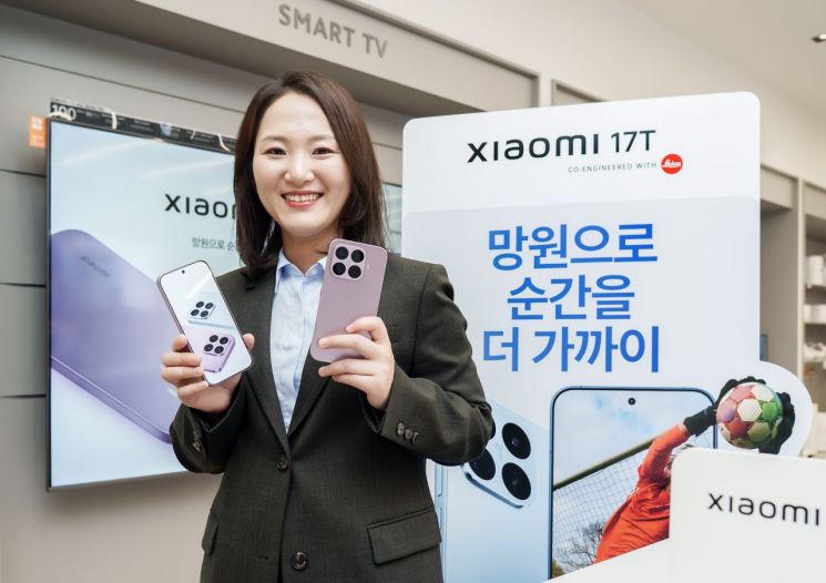 써머 펑 샤오미코리아 사장이 29일 열린 미디어브리핑에 참석해 샤오미 17T와 사진을 촬영하고 있다. 샤오미코리아.