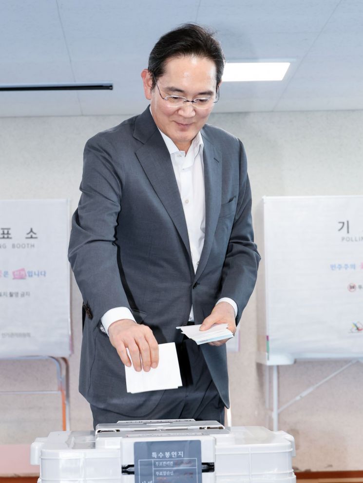 이재용 삼성전자 회장이 29일 서울 용산구 한남동 주민센터에 마련된 제9회 전국동시지방선거 사전투표소에서 투표하는 모습. 연합뉴스