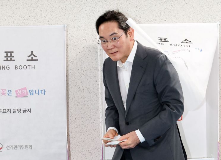 이재용 삼성전자 회장이 29일 서울 용산구 한남동 주민센터에 마련된 제9회 전국동시지방선거 사전투표소에서 투표하고 있다. 연합뉴스