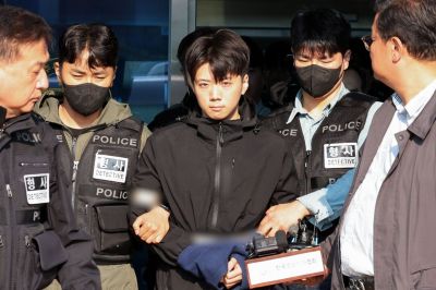 살인·살인미수 혐의를 받는 장윤기(23) 씨가 지난 14일 오전 광주 서부경찰서에서 검찰로 송치되기 전 포토라인에 서고 있다. 연합뉴스