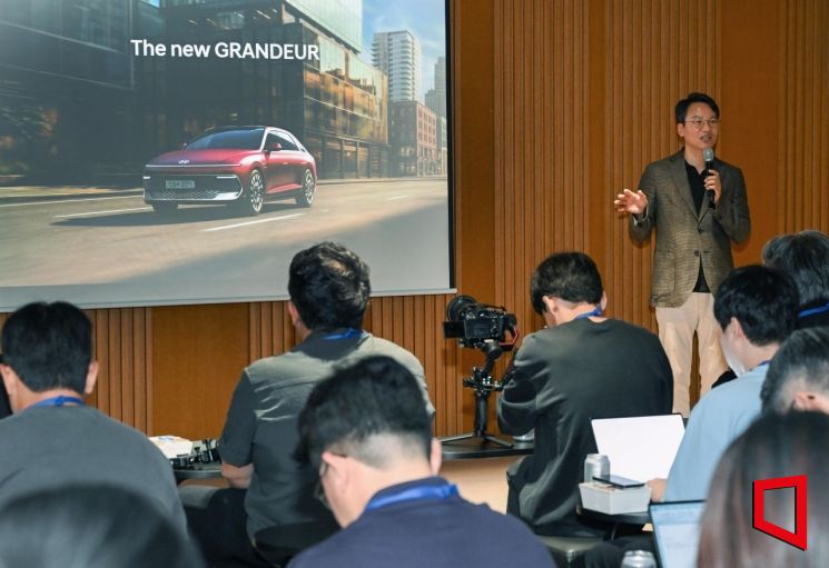 이철민 현대차 국내마케팅실 상무가 28일 열린 '더 뉴 그랜저' 시승행사에서 인사말을 하고 있다. 현대차