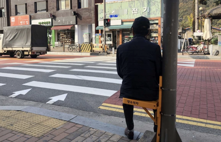 교차로에 설치된 접이식 의자. 연합뉴스