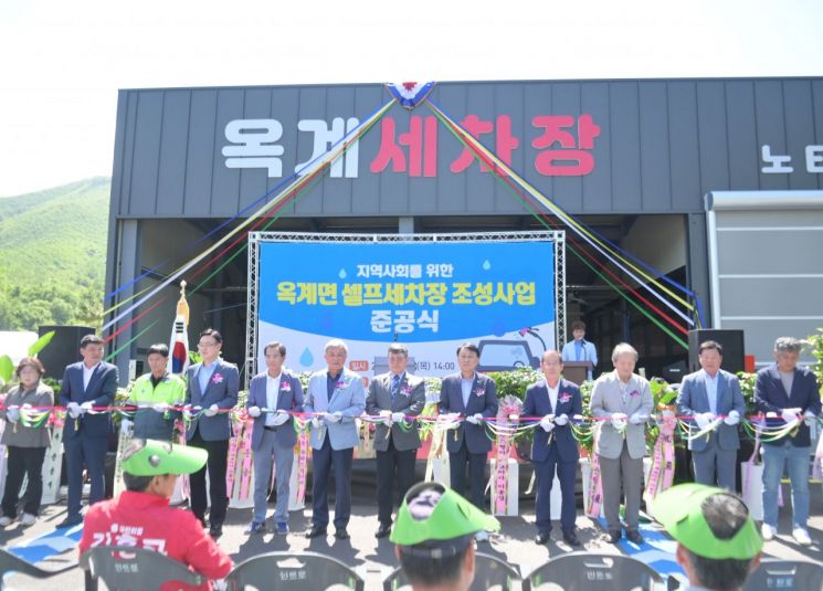 (왼쪽부터)김선 옥계면연합회장, 박문근 옥계면번영회장, 박찬복 한라시멘트 노조위원장, 심용석 시멘트산업사회공헌재단 사무총장, 김남인 옥계면노인회장, 김기영 강릉시의원, 박인재 옥계면기금관리위원회 위원장, 최익순 강릉시의회 의장, 배선용 옥계면장, 심교화 강릉기금관리위원회 위원장, 이용기 옥계면세차장조성추진위원장이 강원 강릉시에서 열린 공공세차장 준공식에서 기념사진을 촬영하고 있다. 한국시멘트협회