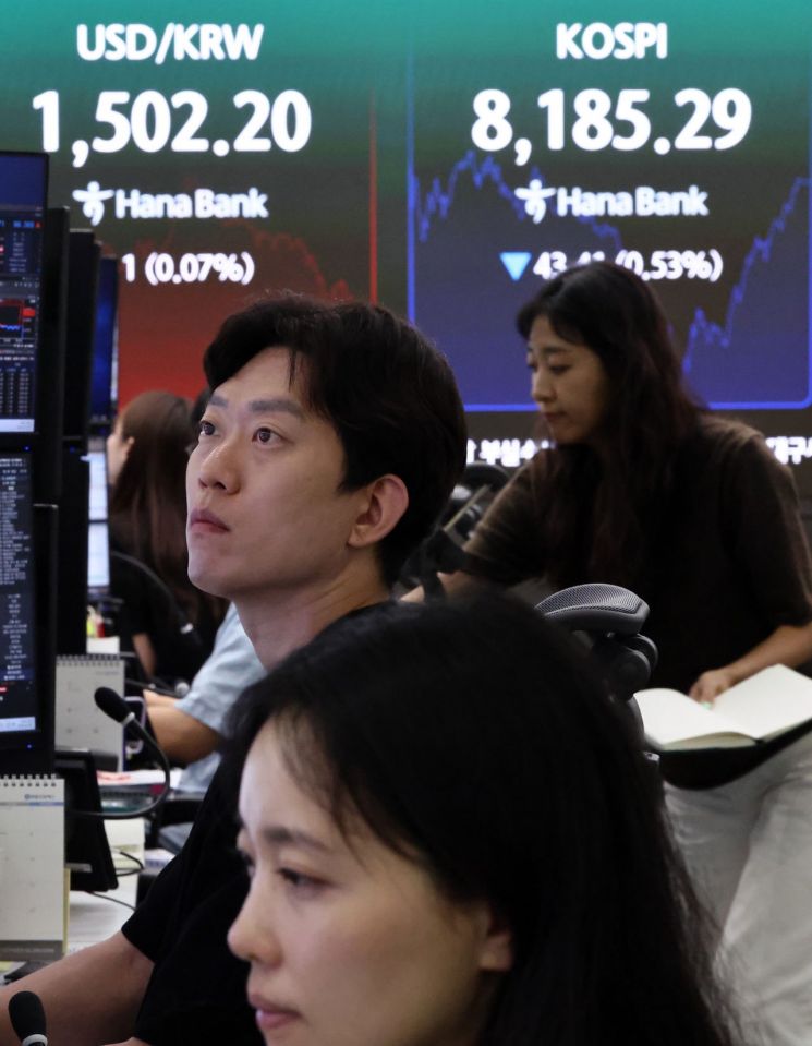 On the 28th, dealers are working in the dealing room of the Hana Bank headquarters in Seoul. Photo by Yonhap News