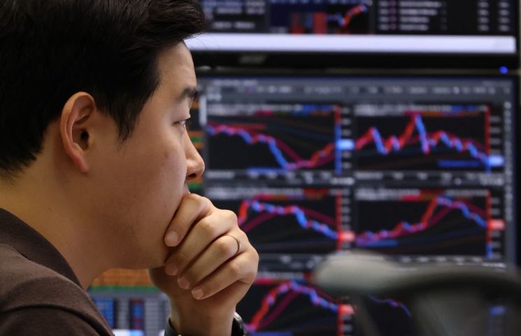 On the 28th, a dealer is working at the dealing room of the Seoul Hana Bank headquarters. Photo by Yonhap News