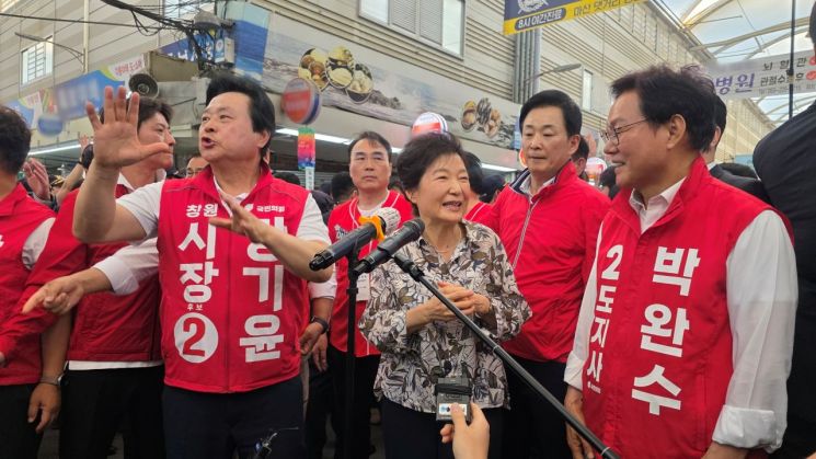 박근혜 전 대통령이 박완수 경남도지사 후보, 강기윤 창원시장 후보에 대해 말하며 지지를 호소하고 있다. [사진제공=강기윤 후보 선거사무소]