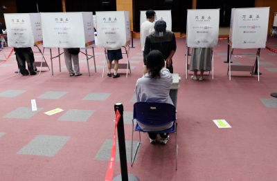 제9회 전국동시지방선거 사전투표 둘째날인 30일 전북도청에 마련된 사전투표소에서 유권자들이 투표하고 있다. 연합뉴스