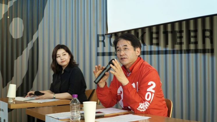 Candidate Donghwan Lee is presenting measures to revitalize commercial districts to the citizens. Photo by Donghwan Lee