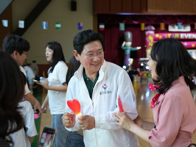 이상일 후보가 30일 기흥구 신갈고등학교에서 열린 '딸기 가족 운동회'에도 참석해 학부모와 어린이들을 만났다. 이상일 후보 제공