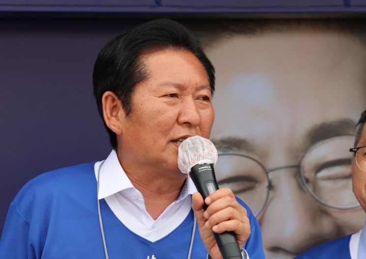 (순천=연합뉴스) 조남수 기자 = 더불어민주당 정청래 총괄상임선거대책위원장이 30일 전남 순천시 중앙로 의료원교차로에서 손훈모 순천시장 후보 지원 유세하고 있다. 2026.5.30     iso64@yna.co.kr(끝)