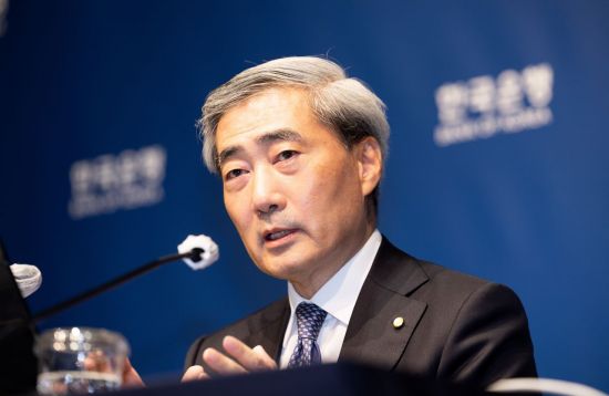 신현송 한국은행 총재가 지난달 28일 서울 중구 한은 본관에서 열린 통화정책방향 결정 회의 후 기자간담회에서 발언하고 있다. 사진공동취재단 연합뉴스