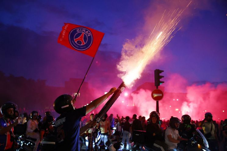 샹젤리제 거리와 PSG 홈구장 파르크 데 프랭스 인근에 집중됐다. 파리 경찰은 약 2만명이 샹젤리제 일대에 모였으며, 일부가 폭죽과 조명탄을 쏘고 쓰레기통과 차량 등에 불을 질렀다고 밝혔다. 또 파리 8구 경찰서 진입을 시도한 무리도 있었으나 경찰에 의해 해산했다. 로이터연합뉴스