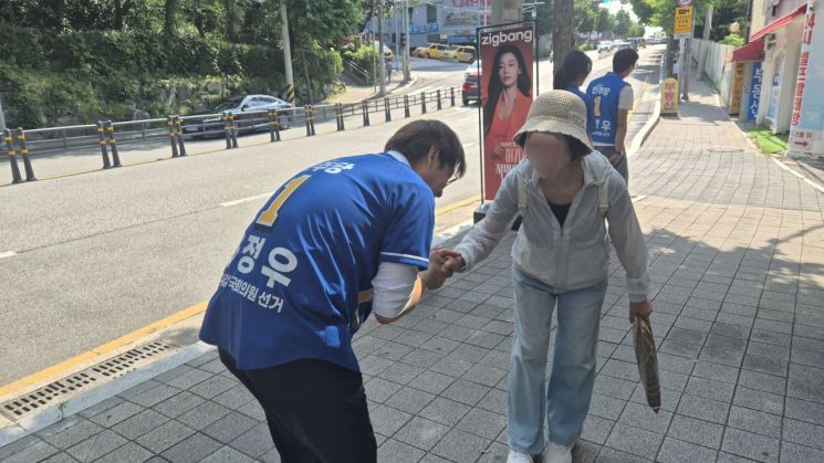 지난달 29일 부산 북구 만덕동 아파트 상가 일대에서 하정우 더불어민주당 후보가 시민과 인사를 나누고 있다. 우수연 기자