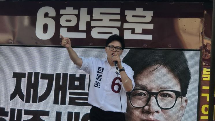 한동훈 무소속 후보가 지난달 29일 부산 북구 포천사거리에서 집중유세에서 마이크를 잡고 연설을 하고 있다. 우수연 기자