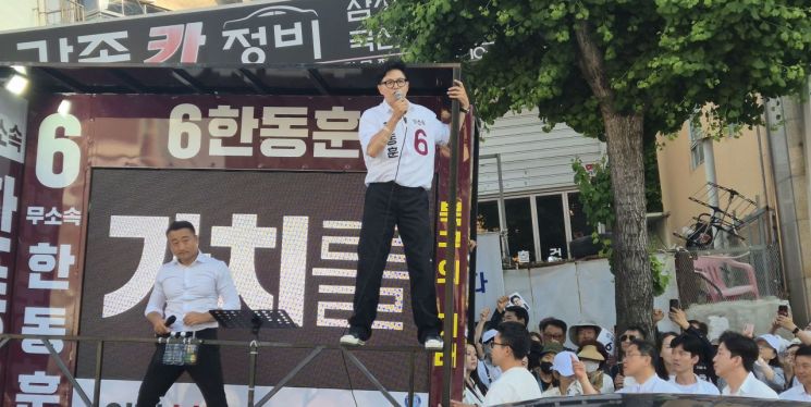 한동훈 무소속 후보가 지난달 29일 부산 북구 포천사거리에서 집중유세에서 유세차 난간에 올라가 연설을 하고 있다. 우수연 기자