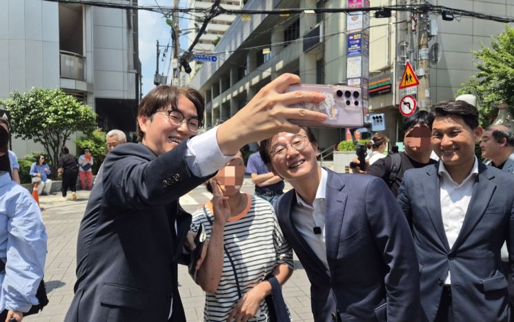 지난달 29일 부산 북구 덕천동에서 전재수 더불어민주당 부산시장 후보와 함께 사전투표를 마친 하정우 부산 북구갑 국회의원 더불어민주당 후보가 시민과 함께 셀카를 찍고 있다. 우수연 기자