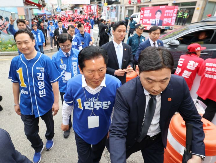 지난달 21일 충남 공주산성시장에서 각 당 후보들의 선거 유세를 돕던 정청래 더불어민주당 대표가 장동혁 국민의힘 대표의 앞을 지나가고 있다. 연합뉴스
