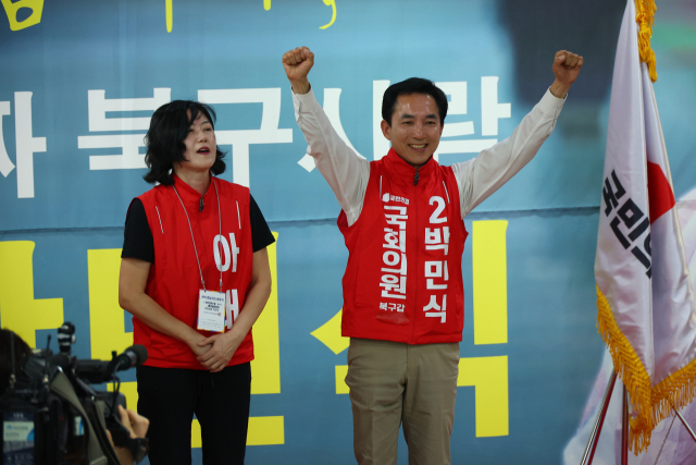 박민식 후보(오른쪽)는 배우자 배정혜 씨를 1995년 만나 1년 만에 결혼했다. 사진=박민식 sns