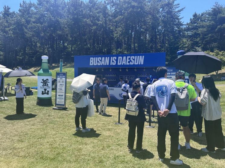 세계 골프팬 만난 대선주조, LIV 골프 코리아서 빛난 향토기업