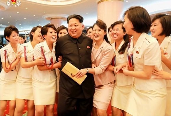 모란봉악단 단원들과 김정은 북한 국무위원장 모습. 조선중앙TV연합뉴스