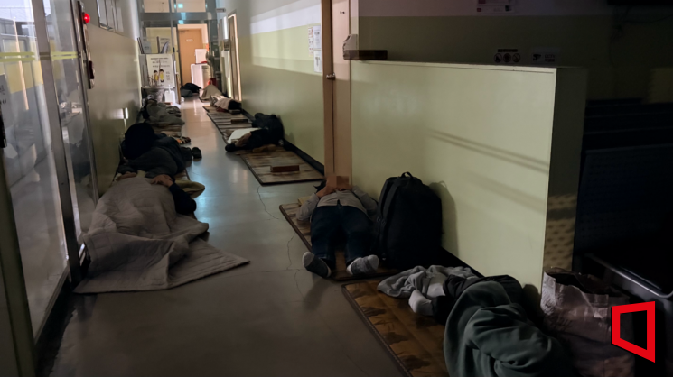 지난달 22일 오후 11시30분께 서울 중구 서울특별시립 다시서기 서울역희망지원센터 복도에서 남성 노숙인들이 잠을 청하고 있다. 여성 노숙인들은 시설 대신 거리나 광장에 머무르는 경우가 많았다. 이지예 기자.