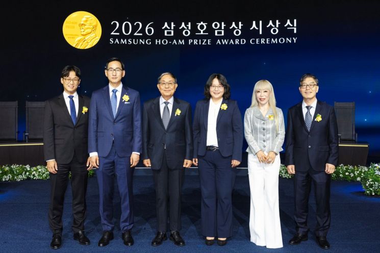 Samsung Ho-Am Prize winners are taking a commemorative photo at the 2026 Samsung Ho-Am Prize Award Ceremony held on the 1st at Dynasty Hall, Shilla Hotel, Seoul. From the left, Seongjin Oh, Professor of UC Berkeley, Physics and Mathematics Division, Science Prize; Taesik Yoon, Professor of the University of Wisconsin-Madison, Chemistry and Life Sciences Division, Science Prize; Beomman Kim, Emeritus Professor of POSTECH, Engineering Prize; Eva Hoffmann, Professor at the University of Copenhagen, Medicine Prize; Sumi Jo, Vocalist, Arts Prize; Dongchan Oh, Medical Director at National Sorokdo Hospital, Social Service Prize. Ho-Am Foundation