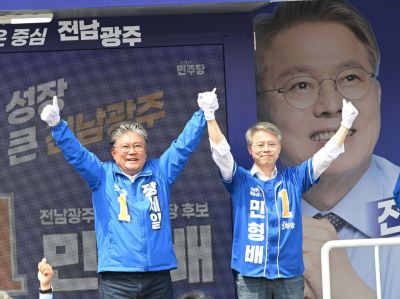 더불어민주당 장세일 영광군수 후보와 전남광주통합특별시장 민형배 후보가 서로 두손을 잡고 지역 발전에 대한 비전을 제시하고 있다. [사진제공=장세일 후보 캠프]