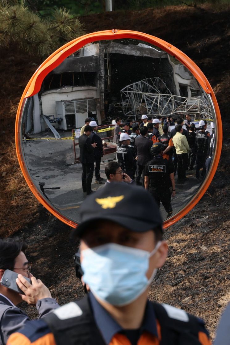 1일 폭발 사고로 사상자가 발생한 대전 유성구 한화에어로스페이스 대전사업장에서 경찰과 소방당국 관계자들이 사고수습을 하고 있다. 연합뉴스