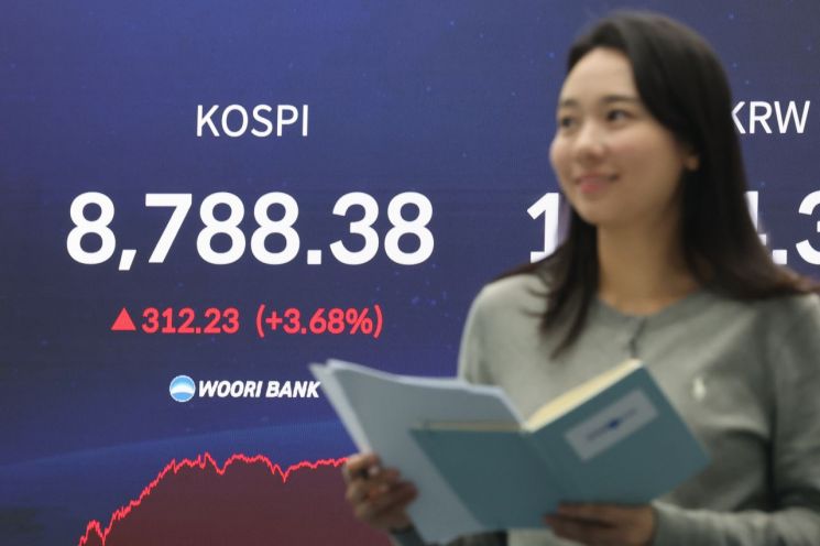 1일 서울 중구 우리은행 본점 딜링룸 현황판에 코스피가 표시돼 있다. 이날 코스피는 전 거래일 대비 312.23p(3.68%) 오른 8,788.38로 마감하며 다시 한번 사상 최고치를 경신했다. 연합뉴스