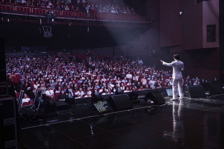 신승태가 지난달 30일 서울 마포아트센터 아트홀맥에서 단독 콘서트 '신(辛)과 함께' 무대에 올랐다. 대박기획 제공