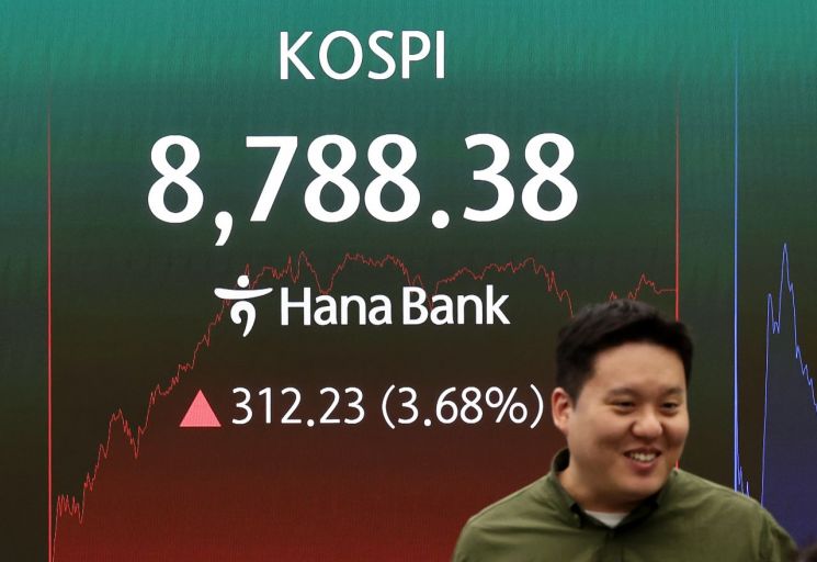 코스피가 종가 기준 사상 최고치를 경신한 1일 서울 하나은행 본점 딜링룸에서 딜러가 업무를 보고 있다. 연합뉴스
