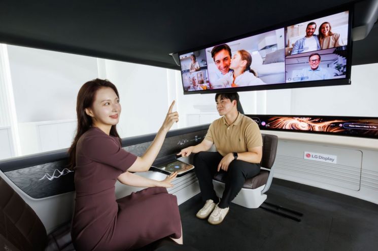LG Display employees are experiencing products in a vehicle display concept car. LG Display