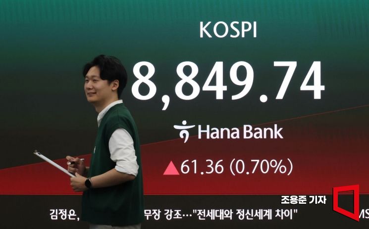 코스피가 장중 2% 이상 하락 후 반등을 시도하고 있는 2일 서울 중구 하나은행 딜링룸 현황판에 코스피가 표시되고 있다. 이날 코스피는 전장보다 94.81포인트(1.08%) 오른 8,883.19로, 코스닥지수는 5.14포인트(0.49%) 내린 1,044.89로 출발했다. 2026.6.2 조용준 기자