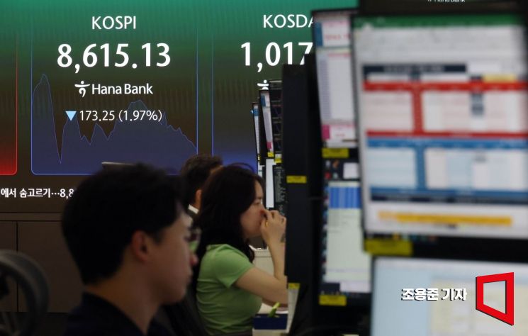 코스피가 9000피를 앞두고 2%이상 하락한 2일 서울 중구 하나은행 딜링룸 현황판에 코스피가 표시되고 있다. 이날 코스피는 전장보다 94.81포인트(1.08%) 오른 8,883.19로, 코스닥지수는 5.14포인트(0.49%) 내린 1,044.89로 출발했다. 2026.6.2 조용준 기자