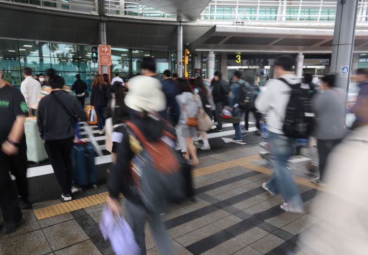 관광객들이 제주국제공항 출발 동으로 이동하고 있다. 연합뉴스