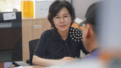 김은경 서민금융진흥원장 겸 신용회복위원장이 지난달 12일 대전 서민금융통합지원센터에서 고객과 상담하는 모습. 서금원