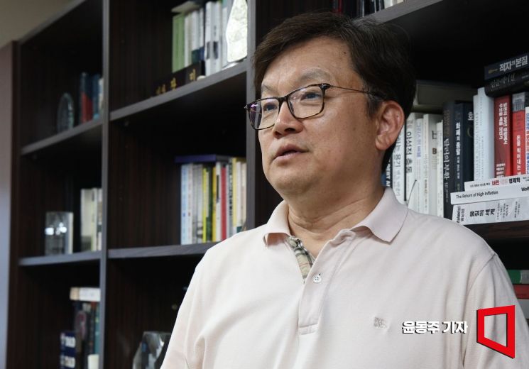 장민 금융연구원 선임연구위원이 아시아경제와 인터뷰를 하고 있다. 윤동주 기자
