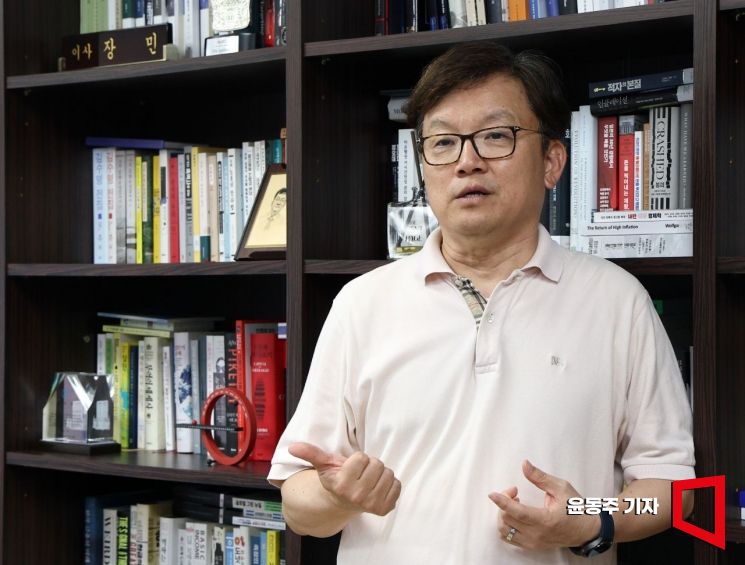 장민 금융연구원 선임연구위원이 아시아경제와 인터뷰를 하고 있다. 윤동주 기자